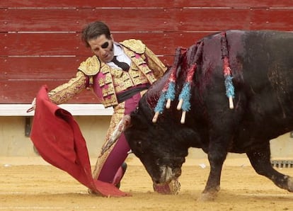 El diestro Juan Jos&eacute; Padilla da un pase de rodillas a uno de sus toros durante la corrida de la Feria de la Magdalena.