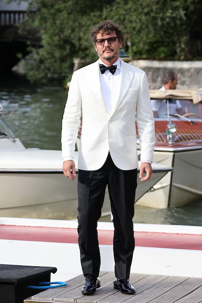 Pedro Pascal, de blanco y negro.