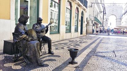Lisboa. Dos estatuas humanas representan en Rua Augusta el fado, la expresión musical más portuguesa.