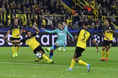 Griezmann dispara ante dos defensores del Dortmund.