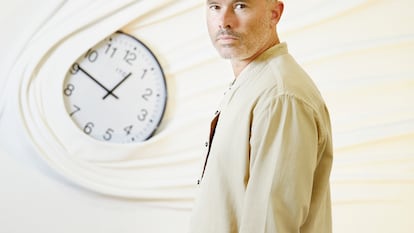 Daniel Arsham, en la galería Perrotin de París, con su obra 'Falling Clock' (2023).
