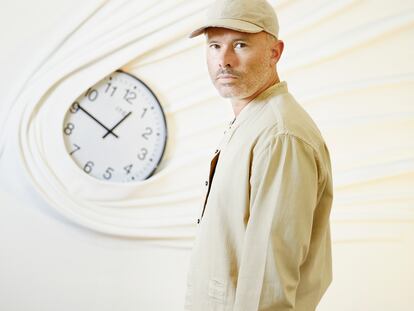 Daniel Arsham, en la galería Perrotin de París, con su obra 'Falling Clock' (2023).