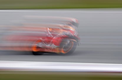 El ecuador de la carrera supuso un punto de inflexión. Márquez le sacaba medio segundo a Dovizioso cuando, en la curva 10, un ángulo a derechas, tuvo un susto que casi le descabalga de la moto. Imagen en movimiento del piloto Marc Márquez durante la competición.