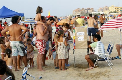 Una familia hace cola frente a una improvisada <i>caja</i> de apuestas.