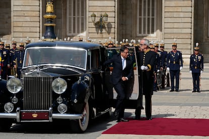 Gustavo Petro llega en el Rolls-Royce oficial para encontrarse con los Reyes de España en el Palacio Real, el miércoles en Madrid, España.