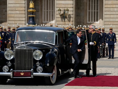 Gustavo Petro llega en el Rolls-Royce oficial para encontrarse con los Reyes de España en el Palacio Real, el miércoles en Madrid, España.