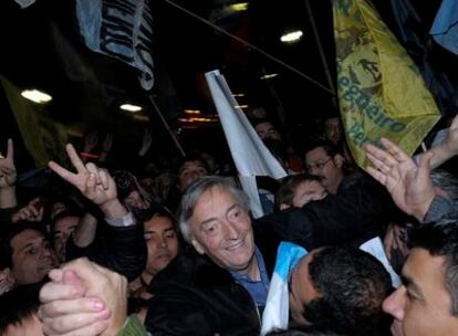 El presidente del Partido Justicialista (peronistas), Néstor Kirchner, en su aparición en la Plaza de Mayo entre los manifestantes que apoyan al Gobierno