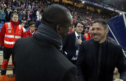 Seedorf y Simeone se saludan antes del partido