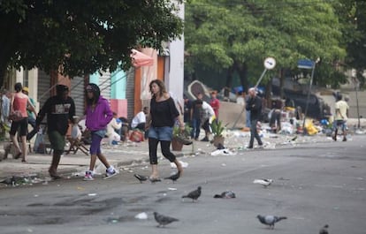 Mulheres circulam pela região da cracolândia.