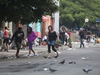 Mulheres circulam pela região da cracolândia.