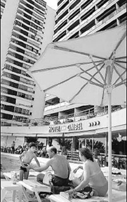 Vista de un hotel de Benidorm, ayer.