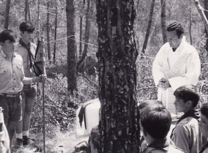 Josep Vendrell, durante una celebración en un campamento 'scout' de la parroquia de Santo Tomás de Aquino, en Barcelona, a finales de los años sesenta.