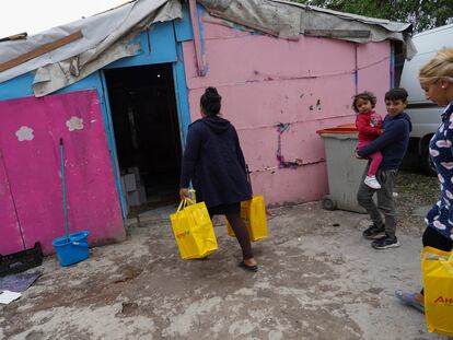 Una familia recibe ayuda en alimentos en la Cañada Real durante el estado de alarma