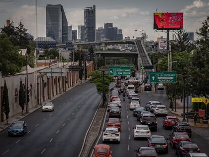 Vista del tráfico en la avenida Constituyentes, al poniente de la Ciudad de México.