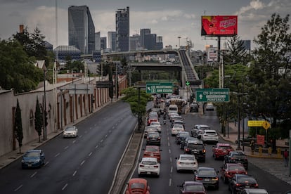 Vista del tráfico en la avenida Constituyentes, al poniente de la Ciudad de México.