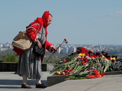 Kyiv (Ukraine), 09/05/2022.- A woman lays flowers near the Tomb of the Unknown Soldier in Kyiv (Kiev), Ukraine, 09 May 2022. Several countries mark the 77th anniversary of Victory Day, the unconditional surrender of Nazi Germany on 08 May 1945 and the Allied Forces' victory, which marked the end of World War II in Europe. (Alemania, Ucrania) EFE/EPA/SERGEY DOLZHENKO
