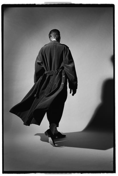 Eugenia Silva viste abrigo y pantalón de la colección para hombre otoño/invierno 1989-90 de Giorgio Armani.