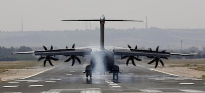 Aterrizaje del Airbus A400 M hoy en Sevilla.