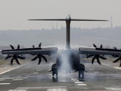 Aterrizaje del Airbus A400 M hoy en Sevilla.