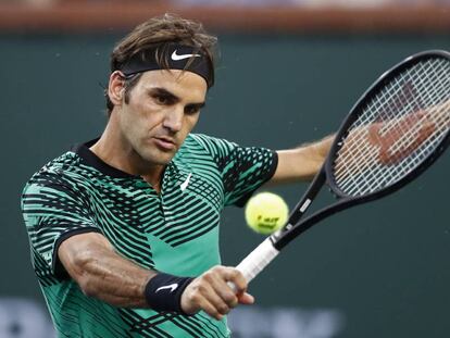 Federer golpea de revés durante el partido contra Nadal.