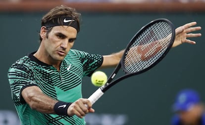Federer golpea de revés durante el partido contra Nadal.