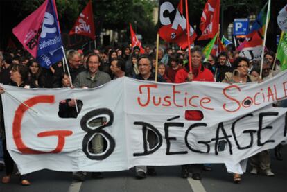 Marcha contra el G-8 en Caen, a 50 kilómetors de Deauville.