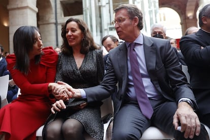 La delegada del Gobierno en Madrid, Mercedes González, saluda al presidente del Partido Popular, Alberto Núñez Feijóo, en presencia de la presidenta de la Asamblea de Madrid, Eugenia Carballedo.