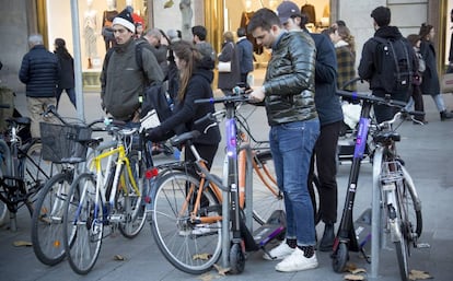 Dos patinetes de la empresa Reby en el paseo de Gràcia