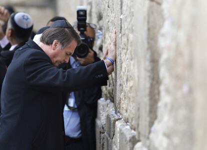 El presidente de Brasil, Jair Bolsonaro, visita el Muro Occidental en la Ciudad Vieja de Jerusalén.