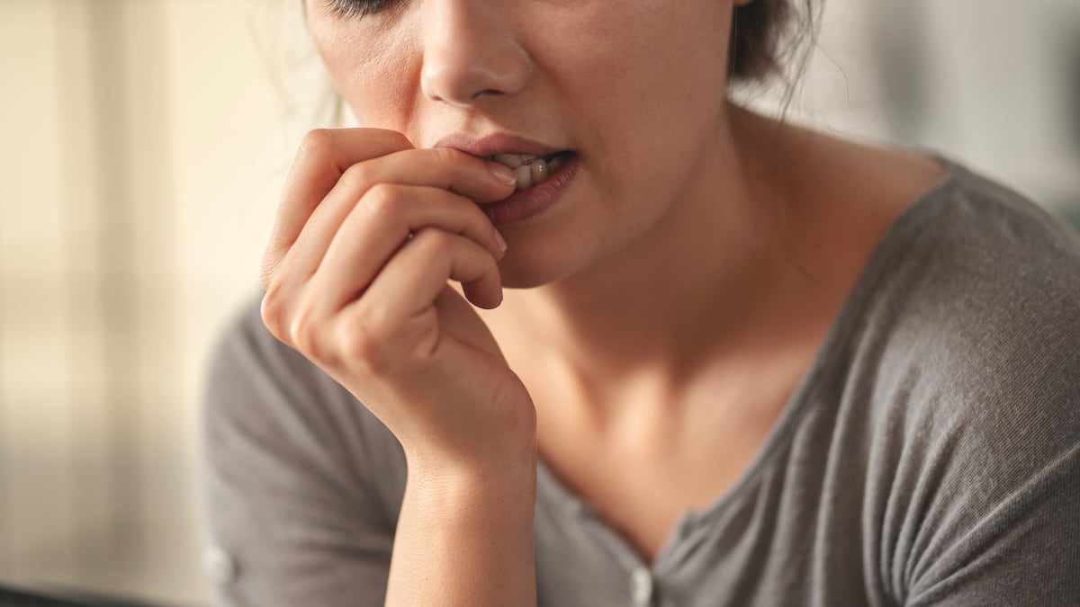 Procrastinar, obsesionarse o morderse las uñas: actos autodestructivos que surgieron para sobrevivir en un mundo hostil