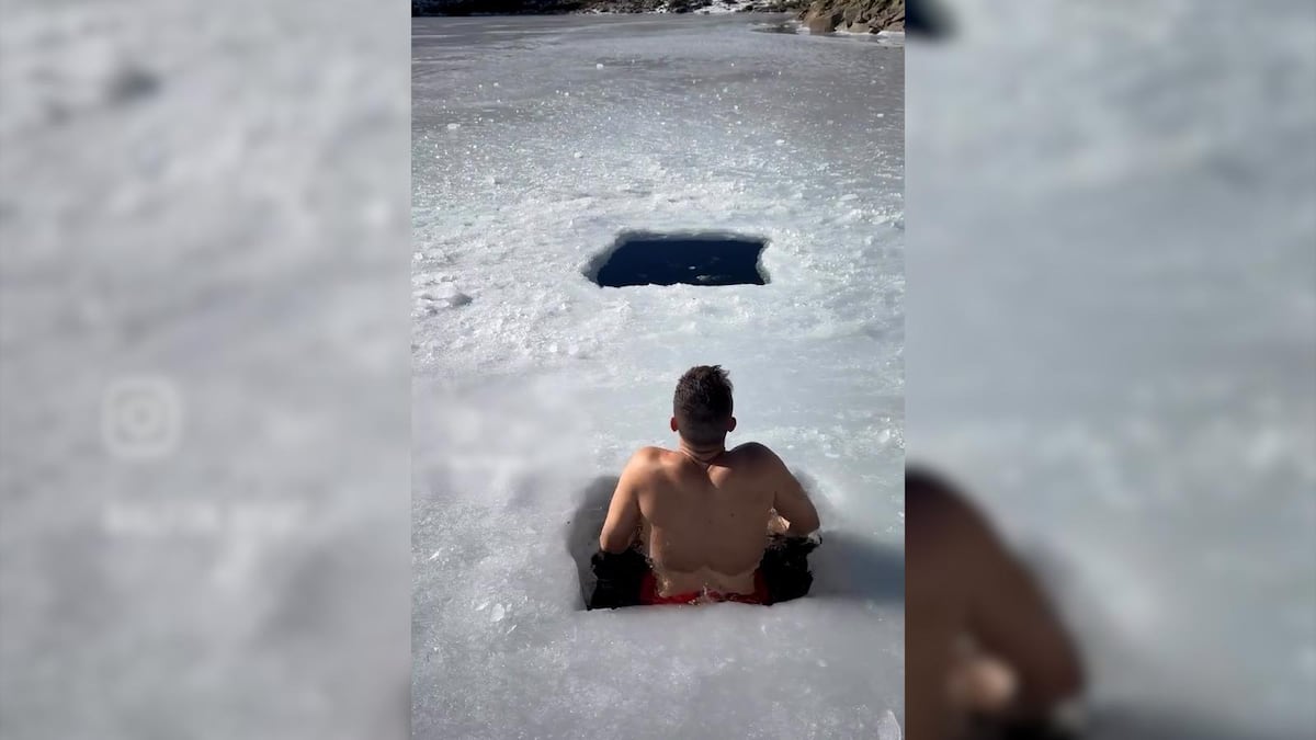 Denunciado el ‘influencer’ Alfonso Santaella por bañarse en glaciares protegidos en Gredos