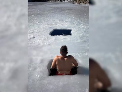 Denunciado el ‘influencer’ Alfonso Santaella por bañarse en glaciares protegidos en Gredos