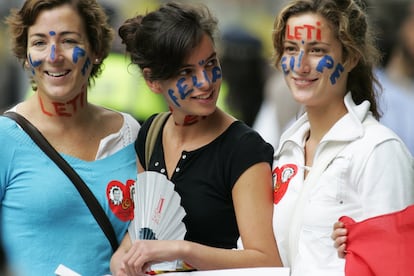 Unas chicas con los nombres de los novios en sus caras. Miles de personas de toda España llegaron a Madrid para presenciar el acontecimiento. Algunas iniciativas fueron curiosas. El periódico ‘La Voz de Asturias’ realizó un sorteo ante notario entre sus lectores y 1.000 afortunados ganadores viajaron a Madrid en autobús. Además de una bolsa con almuerzo y cenar, un sombrero típico asturiano para dar calor.