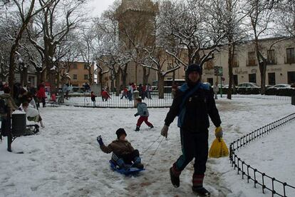 La nieve caída en la ciudad de Segovia ha permitido sacar los trineos a la calle y ver estampas como ésta, más propia de un país escandinavo que de la península ibérica.