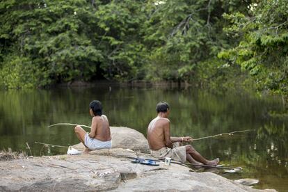 Indios wayanas pescando. El país no reconoce aún el hecho de que los indígenas estaban allí antes, y el desequilibrio racial es hereditario. Los blancos y los criollos siguen siendo más ricos que los indígenas y los negros.