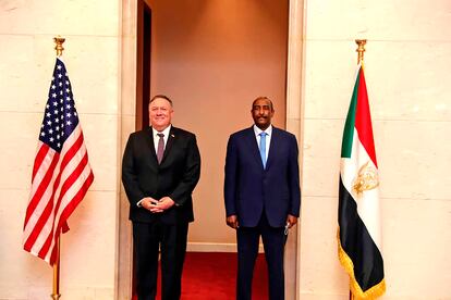 El secretario de Estado de EE UU, Mike Pompeo, y el líder del Consejo Soberano de Sudán, el general Abdel-Fattah Burhan, el pasado agosto en Jartum.