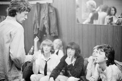 Paul and Linda McCartney (right) backstage with Mick Jagger (left) and Bill Wyman (centre) at a Rolling Stones concert at The Palladium, New York City, 19th June 1978. 