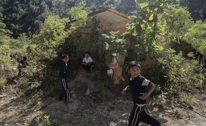 Niños de Zontecomapa frente a una de las aulas de su antigua escuela, que sucumbió al huracán en 2013.