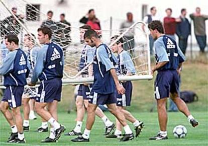 Sergi, Sergio, Guardiola y Nadal, entre otros transportan una portería en el entrenamiento de ayer.