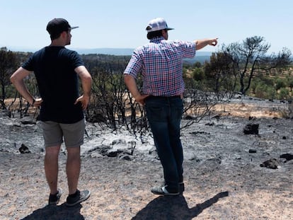 Unos vecinos observan los daños causados por el incendio de Ribera d'Ebre.