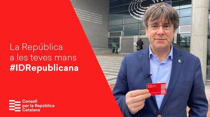 Carles Puigdemont, en una imagen de Twitter del 6 de abril de 2021, en la que muestra una tarjeta de la llamada "Identidad Digital Republicana".