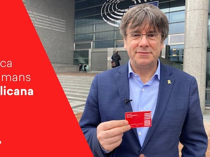 Carles Puigdemont, en una imagen de Twitter del 6 de abril de 2021, en la que muestra una tarjeta de la llamada "Identidad Digital Republicana".