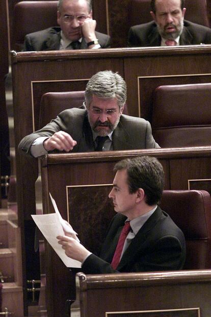 Pleno del Congreso de los Diputados en el que se se debatió el apoyo del Gobierno a una posible guerra con Irak, liderada por Estados Unidos. En la imagen, el secretario general del PSOE, José Luis Rodríguez Zapatero (abajo), habla con el experto en relaciones Internacionales del Partido, Manuel Marín, en 2003.