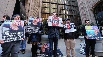 Fans de Kesha protestan en Nueva York.