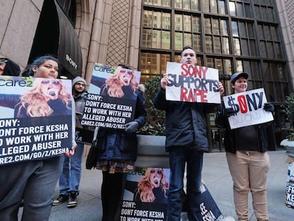 Fans de Kesha protestan en Nueva York.