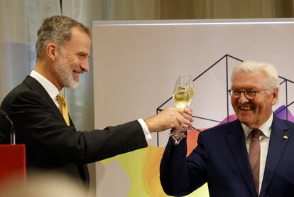 El rey Felipe VI y el presidente de Alemania, Frank-Walter Steinmeier, en la Feria de Libro de Fráncfort el 18 de octubre.