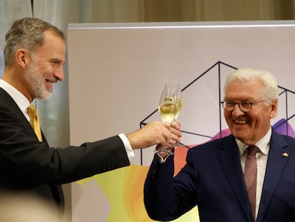 El rey Felipe VI y el presidente de Alemania, Frank-Walter Steinmeier, en la Feria de Libro de Fráncfort el 18 de octubre.