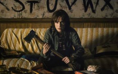 Winona Ryder pierde la cabeza en la serie &lsquo;Stranger Things&rsquo;