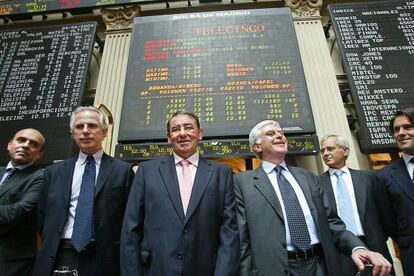 Paolo Vasile, tercero por la derecha, en la salida a la Bolsa de Madrid de la cadena Telecinco en 2004.