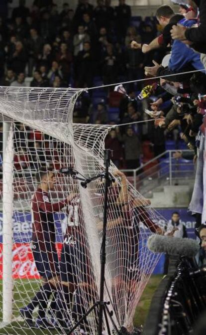 Futbolistas y aficionados del Eibar celebran el segundo gol del equipo vasco.